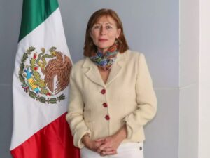 La exsecretaria de Economía y actual titular del Instituto de los Mexicanos en el Exterior, Tatiana Clouthier, confirmó sus aspiraciones para competir por la gubernatura de Nuevo León en 2027, al asegurar que es “la más preparada” para encabezar el gobierno estatal.