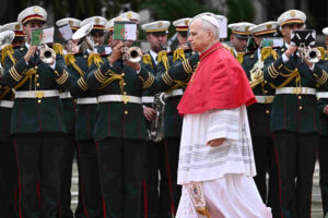 El papa León XIV arribó a Barcelona para presidir una histórica misa solemne y bendecir la recién culminada Torre de Jesucristo de la basílica de la Sagrada Familia.