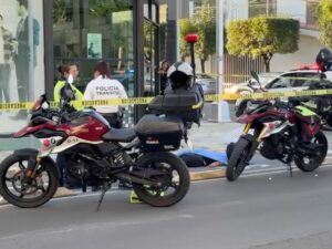 Un hombre de aproximadamente 35 años murió la tarde de este jueves en la colonia Huexotitla, en la ciudad de Puebla, luego de perder el control del scooter en el que viajaba