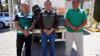 Ciudadanos entregan aparatos electrónicos en la campaña de reciclaje en Texmelucan