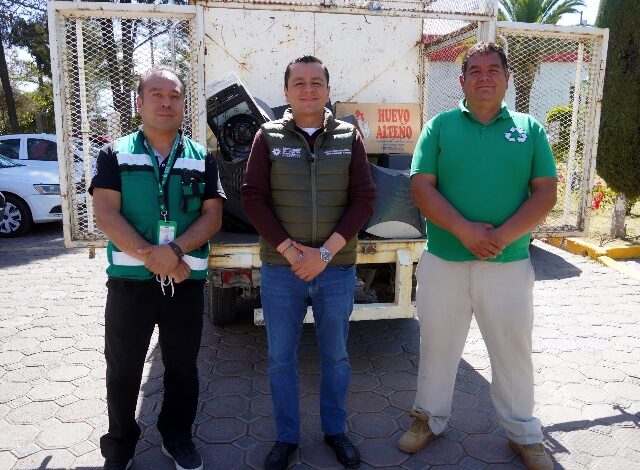 Ciudadanos entregan aparatos electrónicos en la campaña de reciclaje en Texmelucan