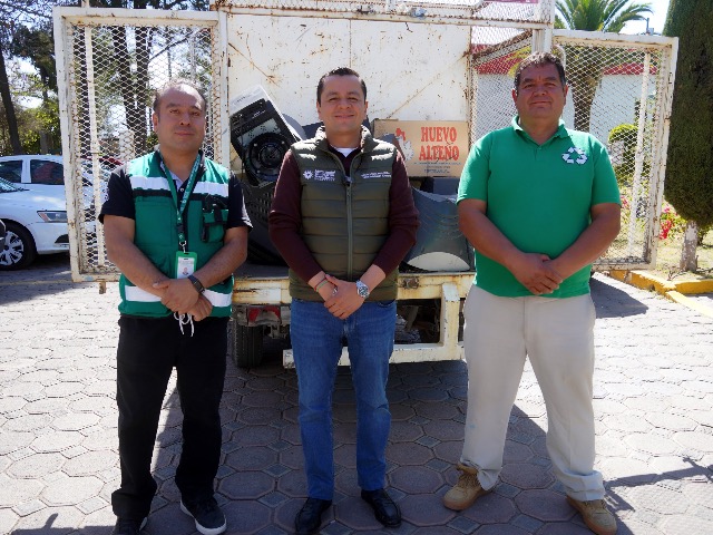 Ciudadanos entregan aparatos electrónicos en la campaña de reciclaje en Texmelucan