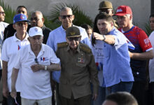En un movimiento político de máxima urgencia, el expresidente cubano Raúl Castro dio su respaldo explícito este miércoles a un paquete de reformas económicas debatidas por el Partido Comunista de Cuba