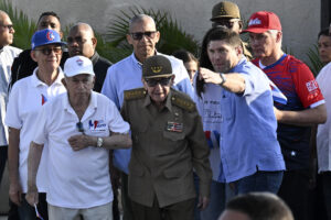 En un movimiento político de máxima urgencia, el expresidente cubano Raúl Castro dio su respaldo explícito este miércoles a un paquete de reformas económicas debatidas por el Partido Comunista de Cuba