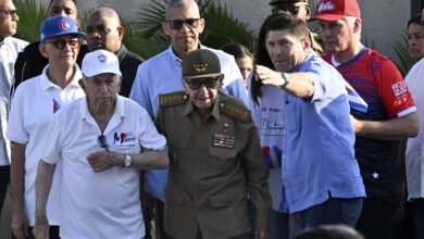 En un movimiento político de máxima urgencia, el expresidente cubano Raúl Castro dio su respaldo explícito este miércoles a un paquete de reformas económicas debatidas por el Partido Comunista de Cuba