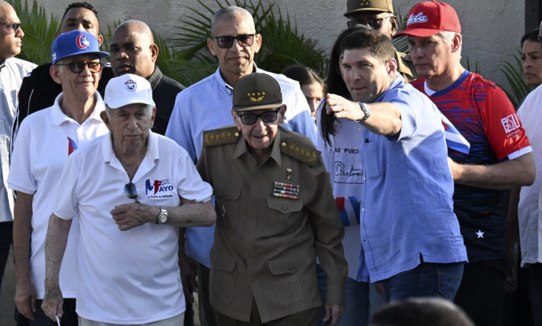 En un movimiento político de máxima urgencia, el expresidente cubano Raúl Castro dio su respaldo explícito este miércoles a un paquete de reformas económicas debatidas por el Partido Comunista de Cuba