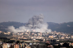 El ejército de Israel lanzó este sábado una intensa oleada de ataques y bombardeos en el sur de Líbano, dejando decenas de víctimas mortales y provocando la ruptura del frágil alto el fuego alcanzado con Hezbollah