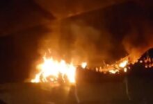 Una trágica mañana se vivió este lunes en la autopista Puebla-Orizaba, donde un aparatoso accidente cobró la vida de un transportista. Un tráiler se incendió tras chocar contra el muro de contención a la altura del kilómetro 171, dejando al conductor atrapado entre las llamas.