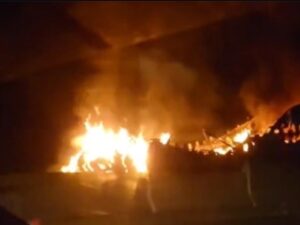 Una trágica mañana se vivió este lunes en la autopista Puebla-Orizaba, donde un aparatoso accidente cobró la vida de un transportista. Un tráiler se incendió tras chocar contra el muro de contención a la altura del kilómetro 171, dejando al conductor atrapado entre las llamas.