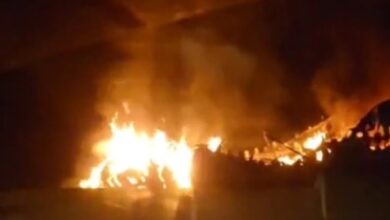 Una trágica mañana se vivió este lunes en la autopista Puebla-Orizaba, donde un aparatoso accidente cobró la vida de un transportista. Un tráiler se incendió tras chocar contra el muro de contención a la altura del kilómetro 171, dejando al conductor atrapado entre las llamas.