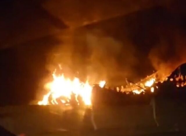Una trágica mañana se vivió este lunes en la autopista Puebla-Orizaba, donde un aparatoso accidente cobró la vida de un transportista. Un tráiler se incendió tras chocar contra el muro de contención a la altura del kilómetro 171, dejando al conductor atrapado entre las llamas.