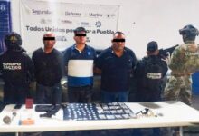 Tras un operativo de reacción inmediata en el municipio de Amozoc, la Secretaría de Seguridad Pública (SSP) y la Secretaría de Marina (SEMAR) detuvieron a tres hombres en posesión de armas de fuego, un vehículo y posible droga.