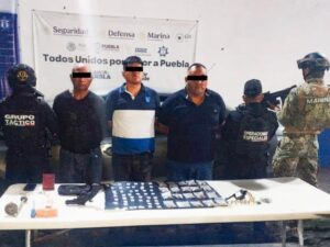 Tras un operativo de reacción inmediata en el municipio de Amozoc, la Secretaría de Seguridad Pública (SSP) y la Secretaría de Marina (SEMAR) detuvieron a tres hombres en posesión de armas de fuego, un vehículo y posible droga.