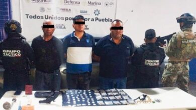 Tras un operativo de reacción inmediata en el municipio de Amozoc, la Secretaría de Seguridad Pública (SSP) y la Secretaría de Marina (SEMAR) detuvieron a tres hombres en posesión de armas de fuego, un vehículo y posible droga.