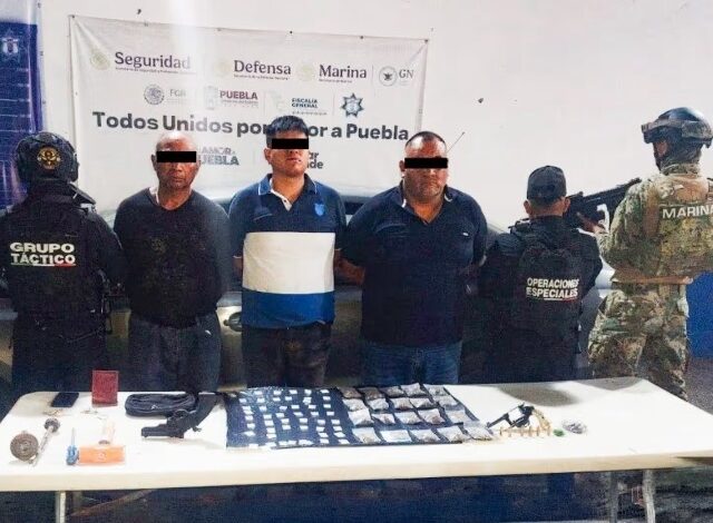 Tras un operativo de reacción inmediata en el municipio de Amozoc, la Secretaría de Seguridad Pública (SSP) y la Secretaría de Marina (SEMAR) detuvieron a tres hombres en posesión de armas de fuego, un vehículo y posible droga.