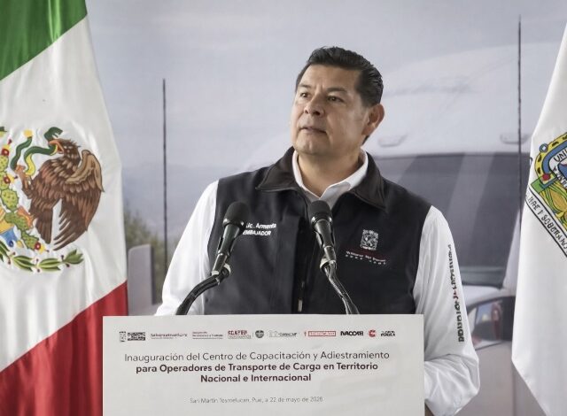 Actualmente, México enfrenta un déficit de más de 60 mil operadores de transporte de carga, una problemática que se replica a nivel internacional ante una demanda que no deja de crecer. En respuesta a este reto logístico, este viernes el gobernador Alejandro Armenta inauguró el Centro de Capacitación y Adiestramiento para Operadores del Transporte de Carga