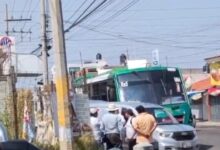 La mañana de este lunes, un hombre perdió la vida presuntamente por causas naturales mientras viajaba a bordo de una unidad de transporte público. El incidente ocurrió en el cruce de la Avenida Nacional y el bulevar Municipio Libre (Las Torres), lo que generó una importante movilización de los cuerpos de emergencia.