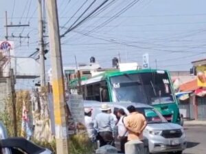 La mañana de este lunes, un hombre perdió la vida presuntamente por causas naturales mientras viajaba a bordo de una unidad de transporte público. El incidente ocurrió en el cruce de la Avenida Nacional y el bulevar Municipio Libre (Las Torres), lo que generó una importante movilización de los cuerpos de emergencia.