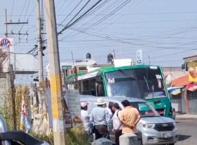 La mañana de este lunes, un hombre perdió la vida presuntamente por causas naturales mientras viajaba a bordo de una unidad de transporte público. El incidente ocurrió en el cruce de la Avenida Nacional y el bulevar Municipio Libre (Las Torres), lo que generó una importante movilización de los cuerpos de emergencia.