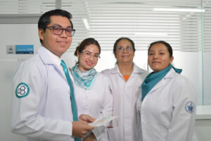 Tres estudiantes de la Facultad de Medicina de la BUAP obtuvieron la medalla de bronce en Infomatrix Puebla 2026 gracias a su proyecto de divulgación científica