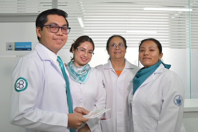 Tres estudiantes de la Facultad de Medicina de la BUAP obtuvieron la medalla de bronce en Infomatrix Puebla 2026 gracias a su proyecto de divulgación científica