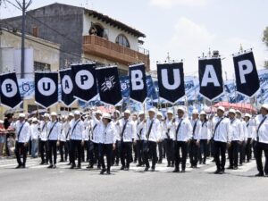 La rectora Lilia Cedillo Ramírez encabezó el contingente de la Benemérita Universidad Autónoma de Puebla (BUAP) que participó este 5 de mayo en el desfile cívico-militar