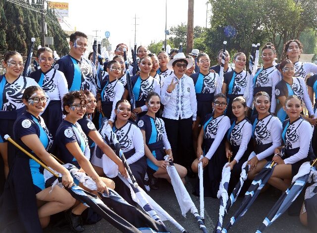 La rectora Lilia Cedillo Ramírez encabezó el contingente de la Benemérita Universidad Autónoma de Puebla (BUAP) que participó este 5 de mayo en el desfile cívico-militar