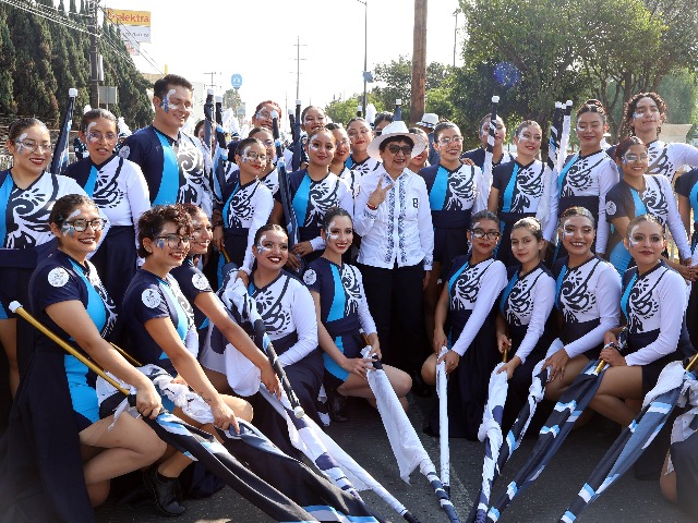 La rectora Lilia Cedillo Ramírez encabezó el contingente de la Benemérita Universidad Autónoma de Puebla (BUAP) que participó este 5 de mayo en el desfile cívico-militar