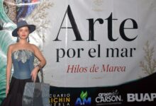 La Benemérita Universidad Autónoma de Puebla (BUAP), en alianza con la Fundación Green Carson y el Acuario Michin, presentaron la iniciativa “Arte por el Mar: Hilos de Marea”. Este innovador proyecto fusiona el arte, la moda sustentable y la educación ambiental con un objetivo claro: generar conciencia sobre la conservación de los océanos y el impacto negativo de los residuos plásticos y textiles en el planeta.