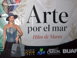 La Benemérita Universidad Autónoma de Puebla (BUAP), en alianza con la Fundación Green Carson y el Acuario Michin, presentaron la iniciativa “Arte por el Mar: Hilos de Marea”. Este innovador proyecto fusiona el arte, la moda sustentable y la educación ambiental con un objetivo claro: generar conciencia sobre la conservación de los océanos y el impacto negativo de los residuos plásticos y textiles en el planeta.