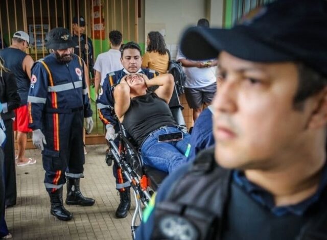 Un adolescente de 13 años abrió fuego este martes en una escuela de Rio Branco, capital del estado de Acre, en el noroeste de Brasil, dejando dos empleadas muertas y dos personas heridas —una trabajadora y un alumno—, informaron autoridades estatales.