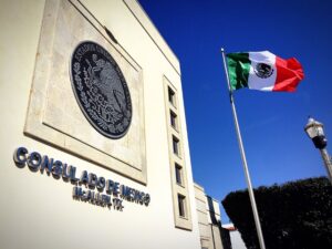 El panorama diplomático entre México y Estados Unidos ha alcanzado un nuevo punto de tensión. El Departamento de Estado de Estados Unidos confirmó este jueves que ha iniciado una revisión exhaustiva de los permisos de operación de la red consular mexicana, la más grande en territorio estadounidense.