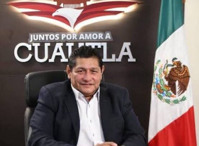 El secretario de Seguridad y Protección Ciudadana federal, Omar García Harfuch, confirmó este sábado la detención de Jesús Corona Damián, presidente municipal de Cuautla, Morelos. La captura se ejecutó en cumplimiento de una orden de aprehensión emitida por la Fiscalía General de la República (FGR) por los presuntos delitos de delincuencia organizada y extorsión.