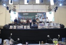 Ante más de dos mil maestras y maestros de escuelas públicas de Cuautlancingo, el presidente municipal Omar Muñoz, acompañado de la presidenta del DIF Municipal, Tere Alfaro, encabezó la celebración del Día del Maestro