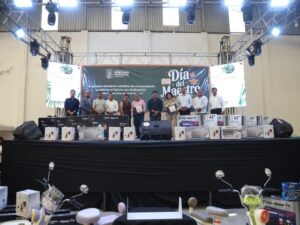 Ante más de dos mil maestras y maestros de escuelas públicas de Cuautlancingo, el presidente municipal Omar Muñoz, acompañado de la presidenta del DIF Municipal, Tere Alfaro, encabezó la celebración del Día del Maestro