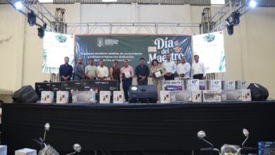 Ante más de dos mil maestras y maestros de escuelas públicas de Cuautlancingo, el presidente municipal Omar Muñoz, acompañado de la presidenta del DIF Municipal, Tere Alfaro, encabezó la celebración del Día del Maestro