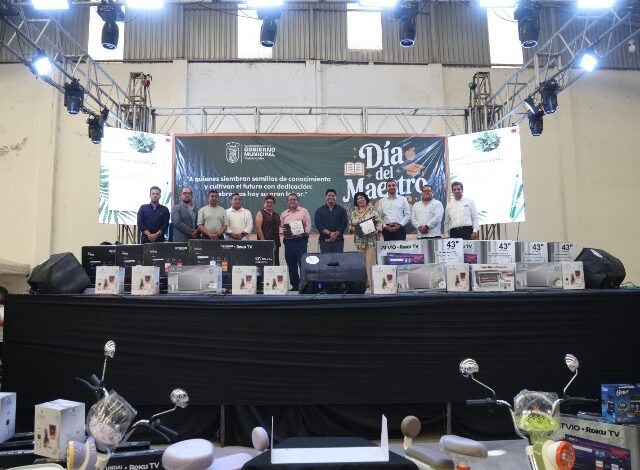 Ante más de dos mil maestras y maestros de escuelas públicas de Cuautlancingo, el presidente municipal Omar Muñoz, acompañado de la presidenta del DIF Municipal, Tere Alfaro, encabezó la celebración del Día del Maestro