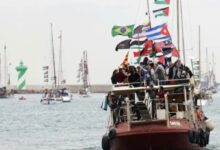 Israel informó este jueves que su ejército interceptó frente a las costas de Creta una flotilla de ayuda con destino a la Franja de Gaza y detuvo a decenas de activistas