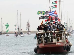 Israel informó este jueves que su ejército interceptó frente a las costas de Creta una flotilla de ayuda con destino a la Franja de Gaza y detuvo a decenas de activistas