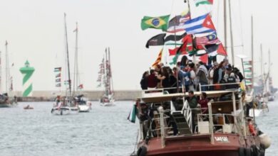 Israel informó este jueves que su ejército interceptó frente a las costas de Creta una flotilla de ayuda con destino a la Franja de Gaza y detuvo a decenas de activistas