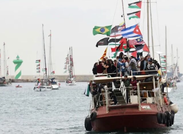 Israel informó este jueves que su ejército interceptó frente a las costas de Creta una flotilla de ayuda con destino a la Franja de Gaza y detuvo a decenas de activistas