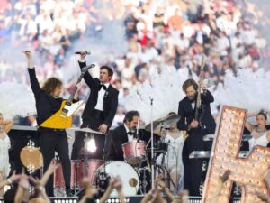 La gran final de la UEFA Champions League 2026 no solo hizo vibrar a los apasionados del fútbol por el esperado duelo entre el Paris Saint-Germain (PSG) y el Arsenal, sino también por un espectáculo musical sin precedentes. La mítica banda estadounidense The Killers fue la encargada de encender los motores