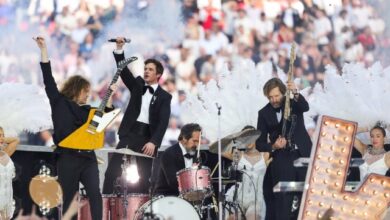 La gran final de la UEFA Champions League 2026 no solo hizo vibrar a los apasionados del fútbol por el esperado duelo entre el Paris Saint-Germain (PSG) y el Arsenal, sino también por un espectáculo musical sin precedentes. La mítica banda estadounidense The Killers fue la encargada de encender los motores