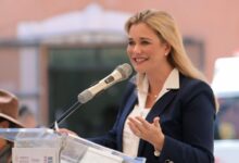 La Fiscalía General de la República (FGR) notificó este sábado a la gobernadora de Chihuahua, María Eugenia Campos Galván, para comparecer el miércoles 27 de mayo a las 10:00 horas en la Ciudad de México, como parte de la investigación sobre la participación de agentes estadounidenses en un operativo donde murieron dos presuntos miembros de la CIA y dos mexicanos.