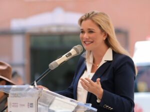 La Fiscalía General de la República (FGR) notificó este sábado a la gobernadora de Chihuahua, María Eugenia Campos Galván, para comparecer el miércoles 27 de mayo a las 10:00 horas en la Ciudad de México, como parte de la investigación sobre la participación de agentes estadounidenses en un operativo donde murieron dos presuntos miembros de la CIA y dos mexicanos.