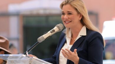 La Fiscalía General de la República (FGR) notificó este sábado a la gobernadora de Chihuahua, María Eugenia Campos Galván, para comparecer el miércoles 27 de mayo a las 10:00 horas en la Ciudad de México, como parte de la investigación sobre la participación de agentes estadounidenses en un operativo donde murieron dos presuntos miembros de la CIA y dos mexicanos.
