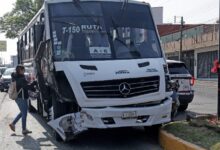 La mañana de este lunes, un fuerte accidente entre una unidad alimentadora del sistema RUTA y una combi de la Ruta M21 dejó al menos seis personas lesionadas en el cruce de la Diagonal Defensores de la República