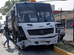 La mañana de este lunes, un fuerte accidente entre una unidad alimentadora del sistema RUTA y una combi de la Ruta M21 dejó al menos seis personas lesionadas en el cruce de la Diagonal Defensores de la República