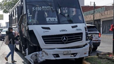 La mañana de este lunes, un fuerte accidente entre una unidad alimentadora del sistema RUTA y una combi de la Ruta M21 dejó al menos seis personas lesionadas en el cruce de la Diagonal Defensores de la República