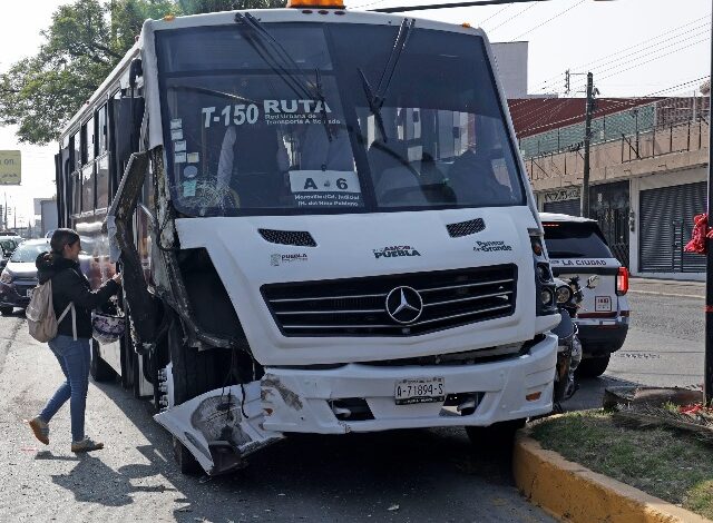 La mañana de este lunes, un fuerte accidente entre una unidad alimentadora del sistema RUTA y una combi de la Ruta M21 dejó al menos seis personas lesionadas en el cruce de la Diagonal Defensores de la República